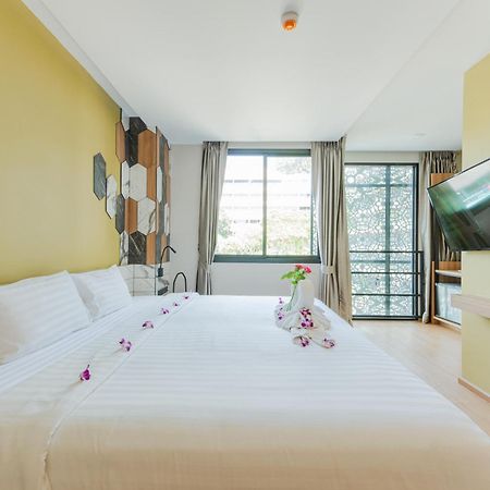 Готель Sky Wave Patong Екстер'єр фото