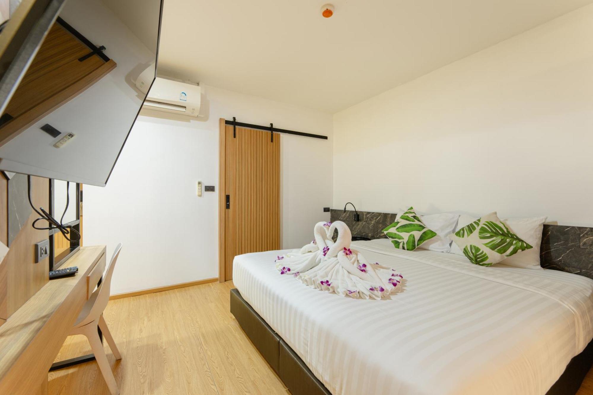 Готель Sky Wave Patong Екстер'єр фото