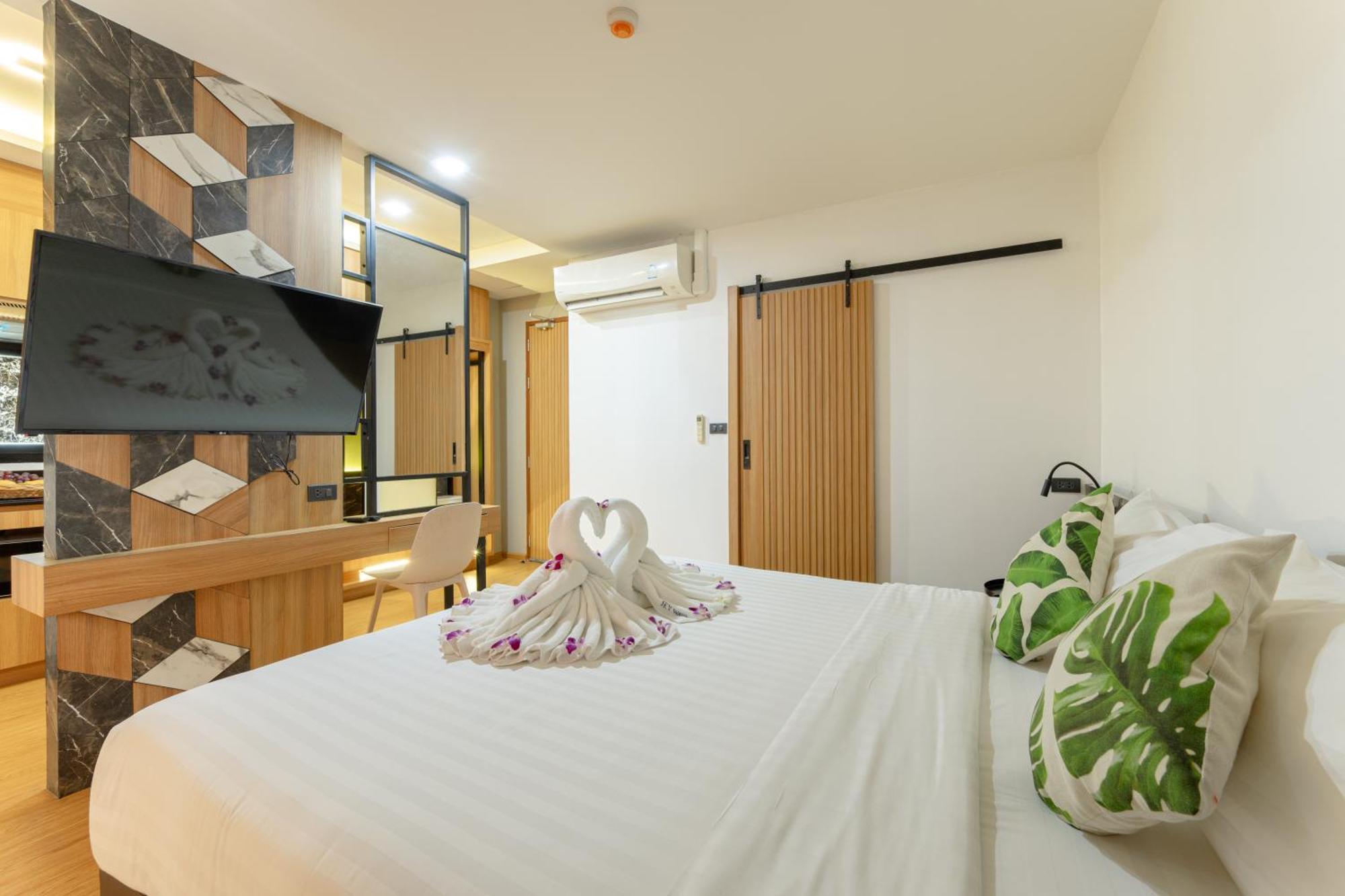 Готель Sky Wave Patong Екстер'єр фото