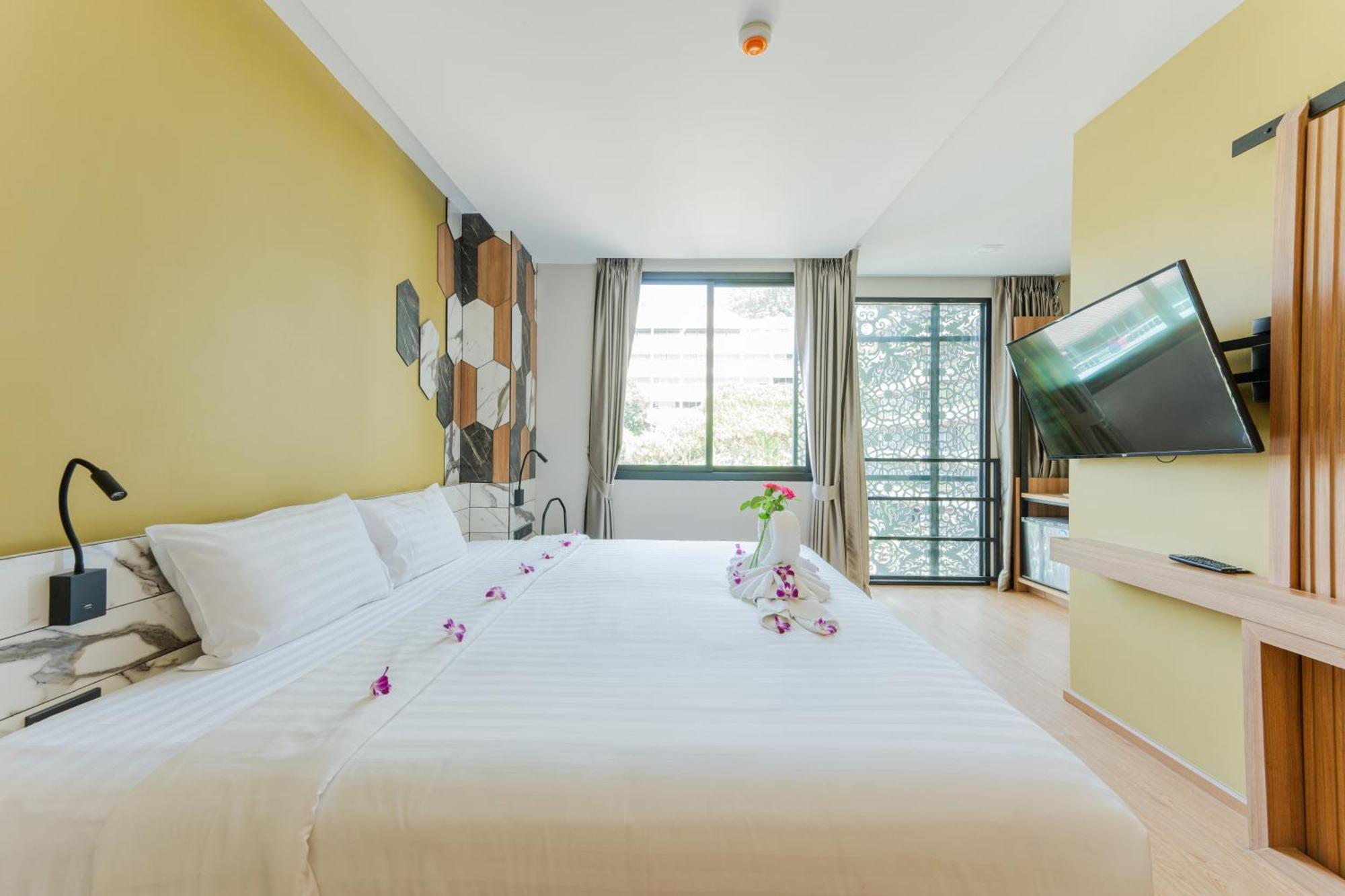 Готель Sky Wave Patong Екстер'єр фото