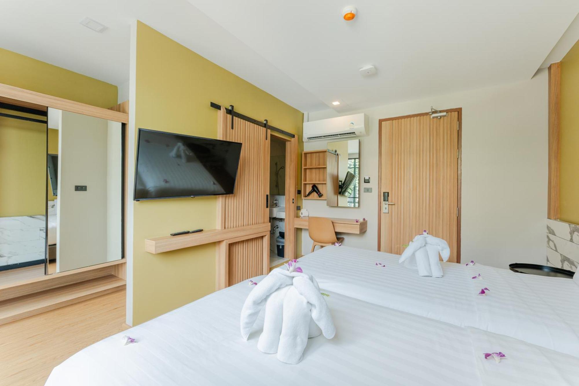 Готель Sky Wave Patong Екстер'єр фото
