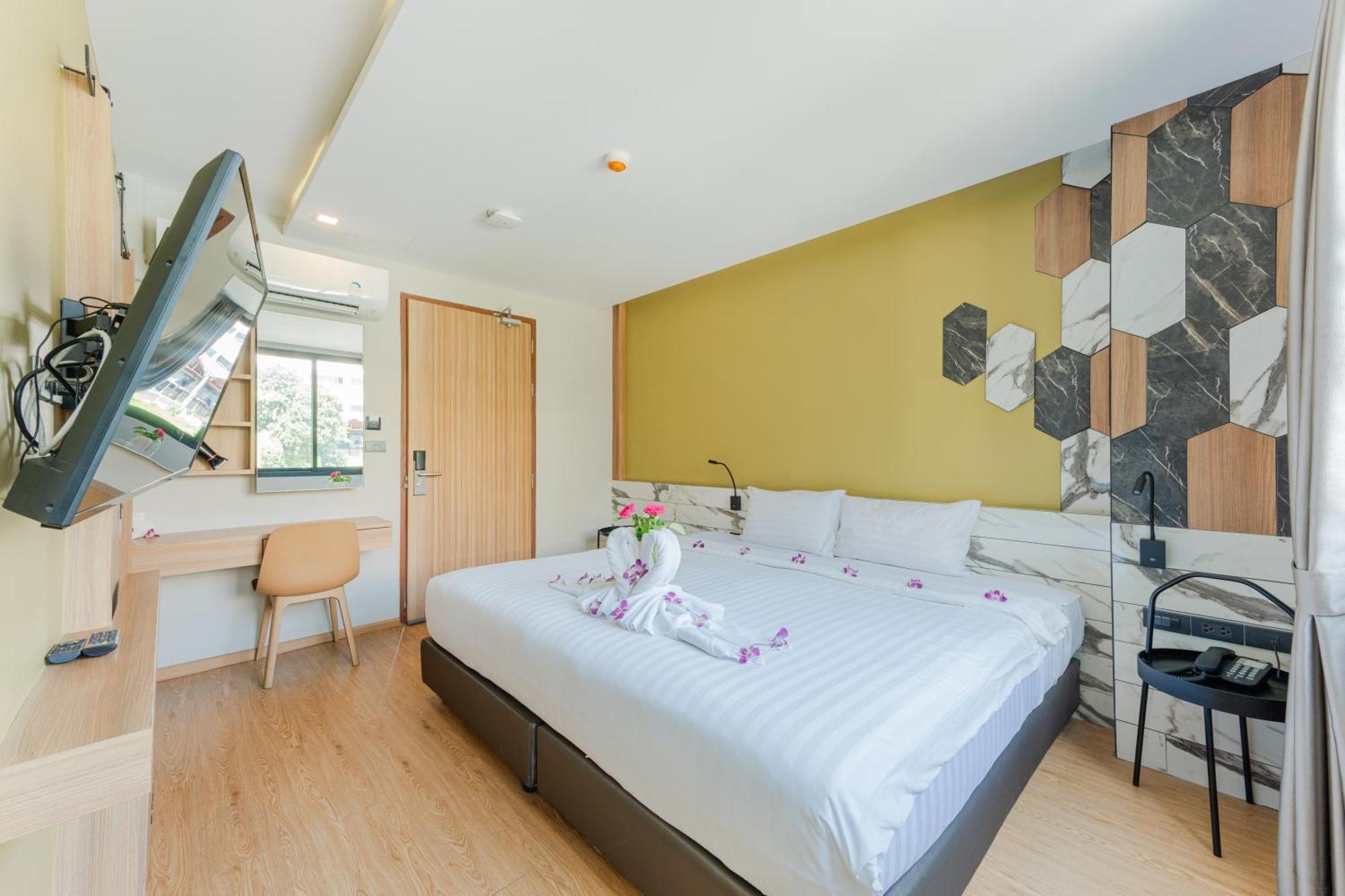 Готель Sky Wave Patong Екстер'єр фото