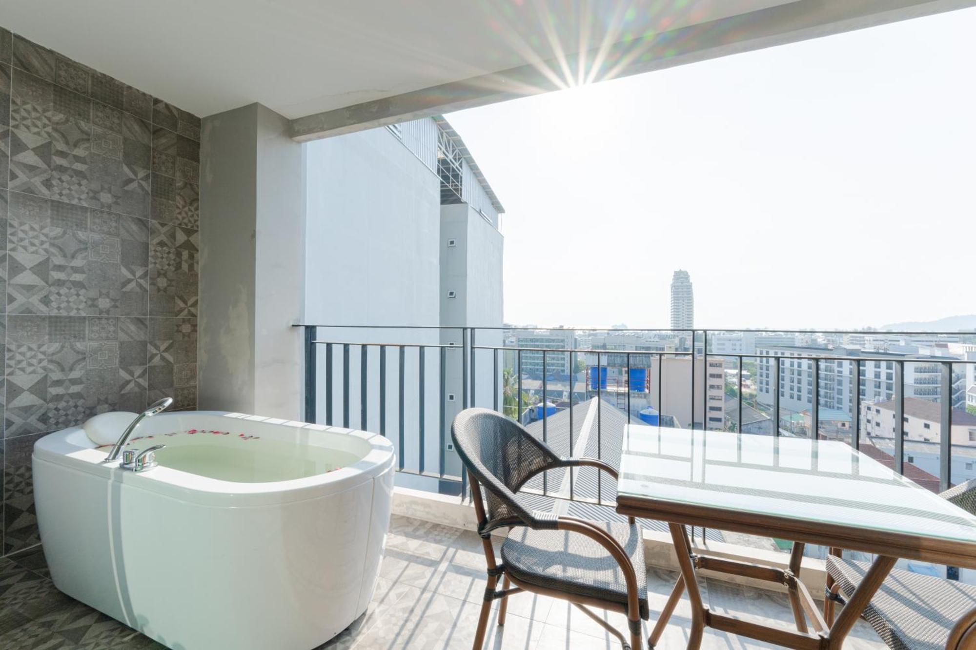 Готель Sky Wave Patong Екстер'єр фото