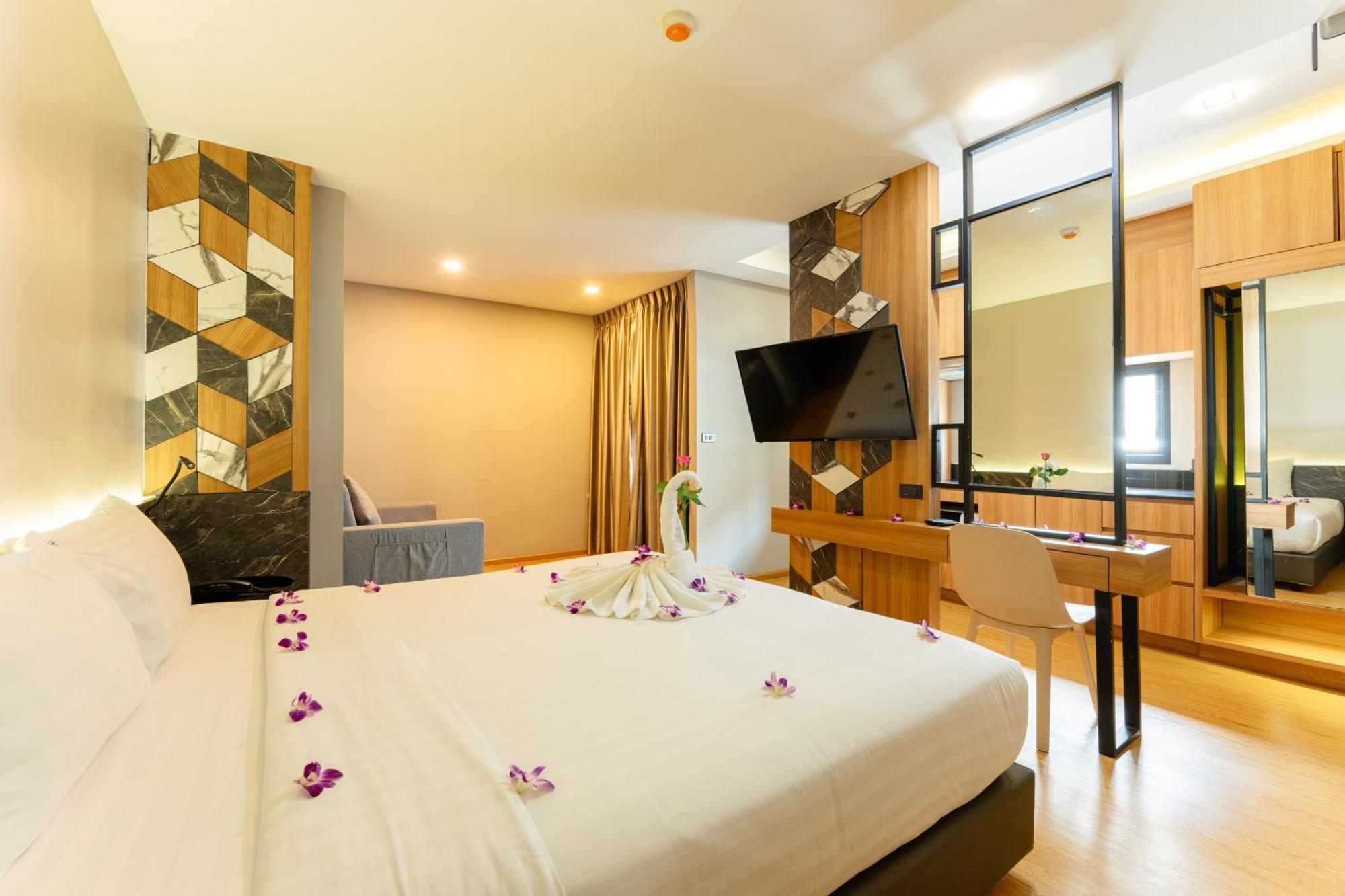Готель Sky Wave Patong Екстер'єр фото