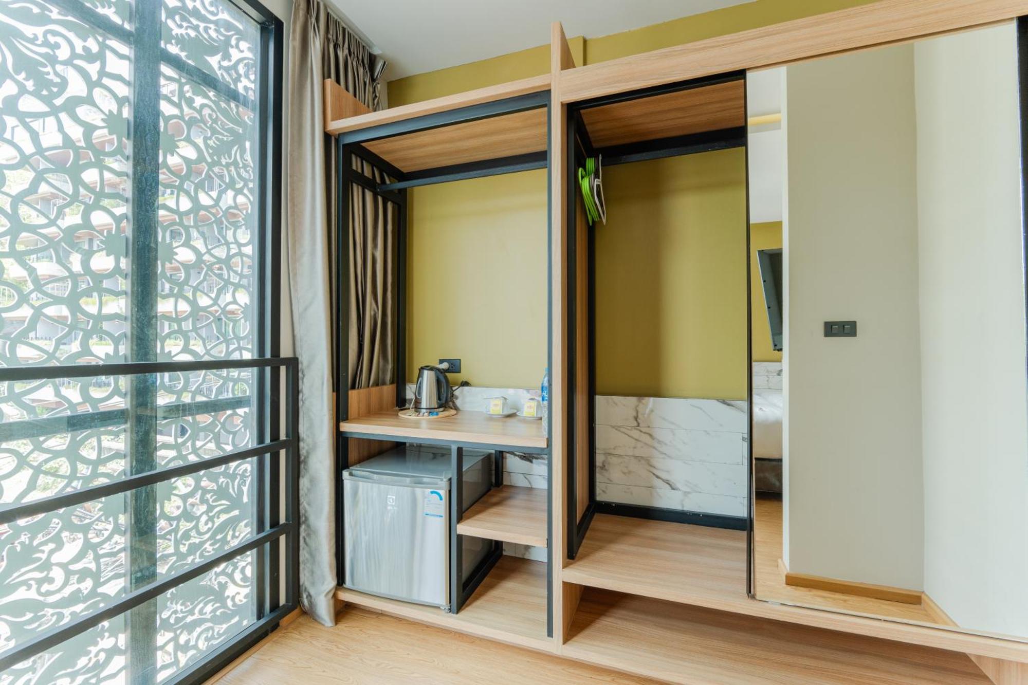 Готель Sky Wave Patong Екстер'єр фото