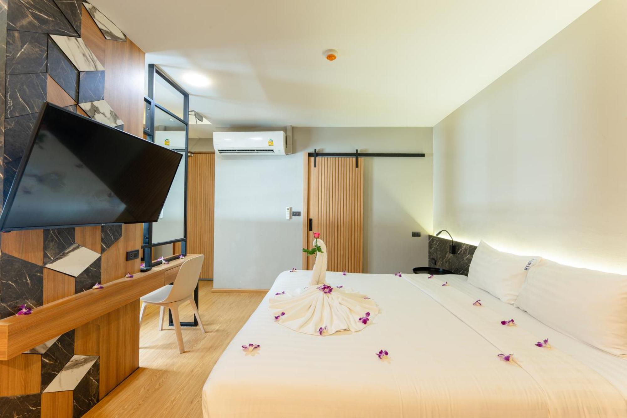 Готель Sky Wave Patong Екстер'єр фото