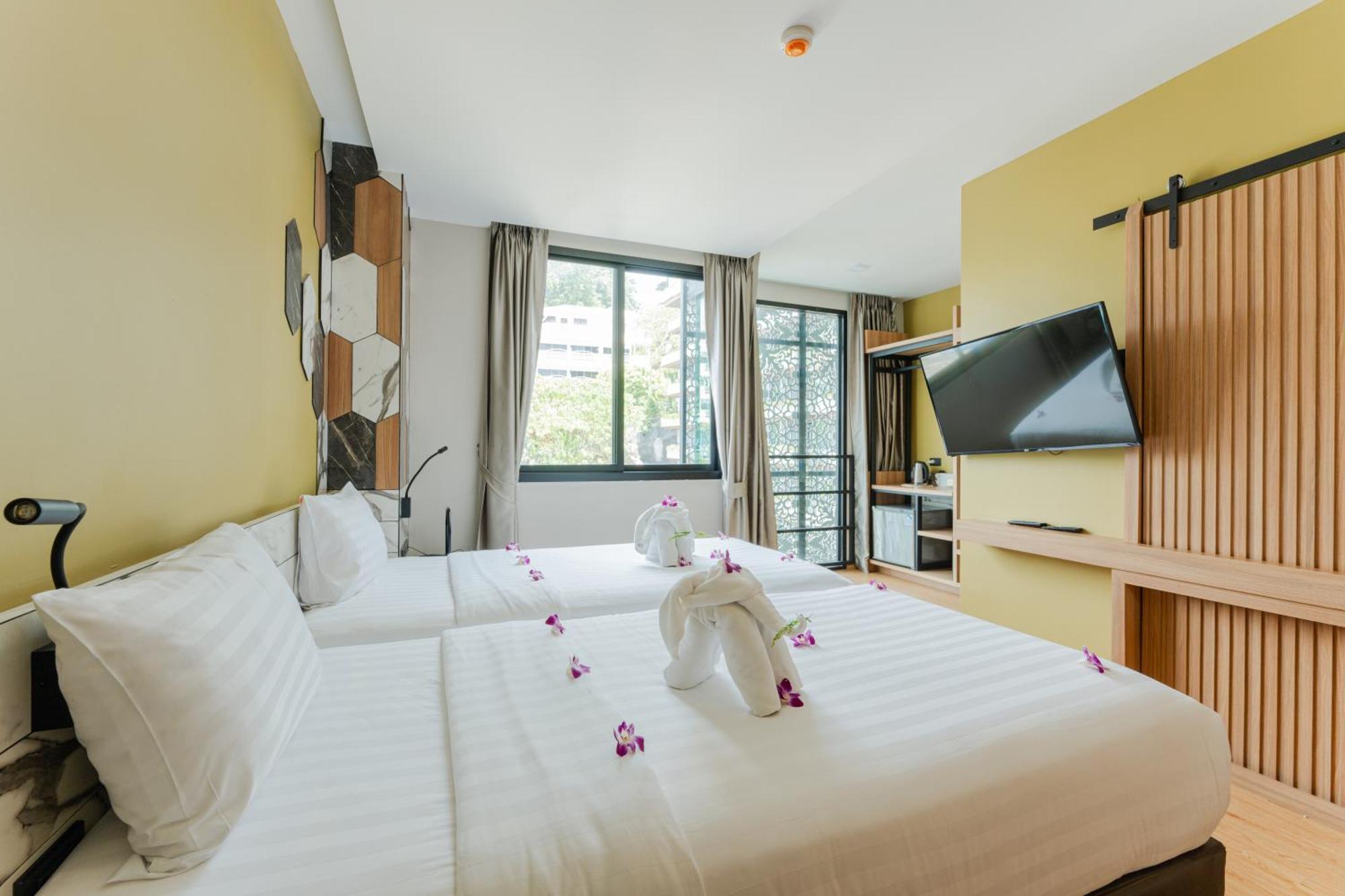 Готель Sky Wave Patong Екстер'єр фото