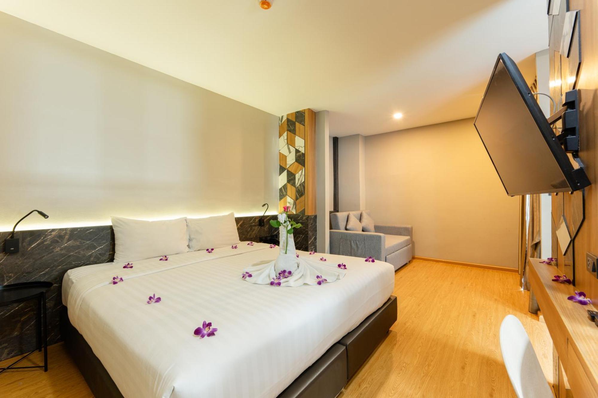 Готель Sky Wave Patong Екстер'єр фото
